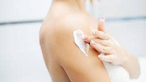 Indio Papago Tepezcohuite Cream application on hand demonstrates facial and body use.