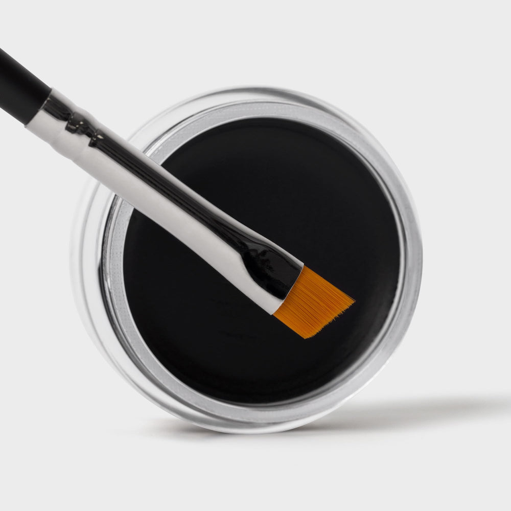 Inglot AMC Eyeliner Gel high pigment delivers vibrant, bold color payoff.