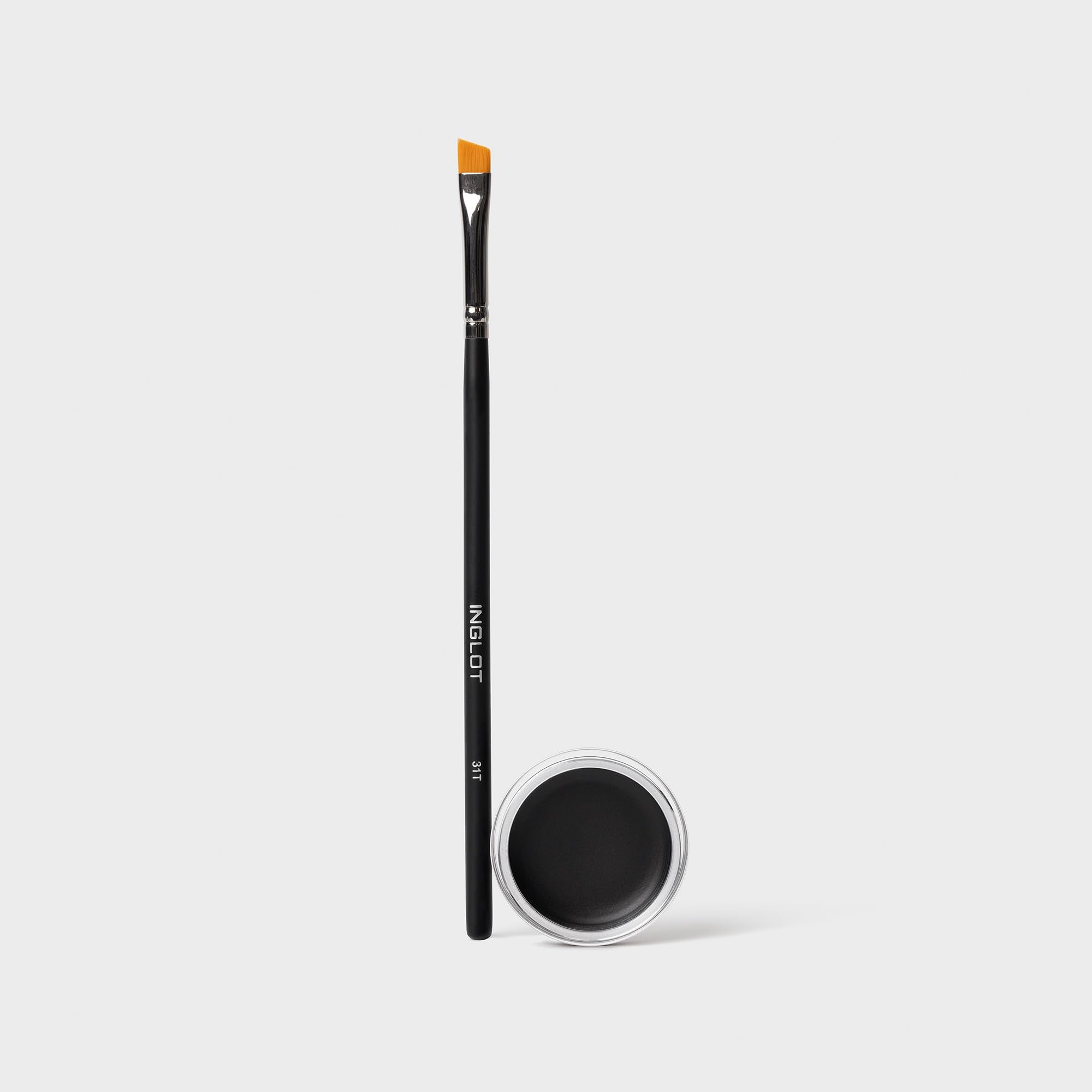 Inglot AMC Eyeliner Gel waterproof test shows sweat resistance.