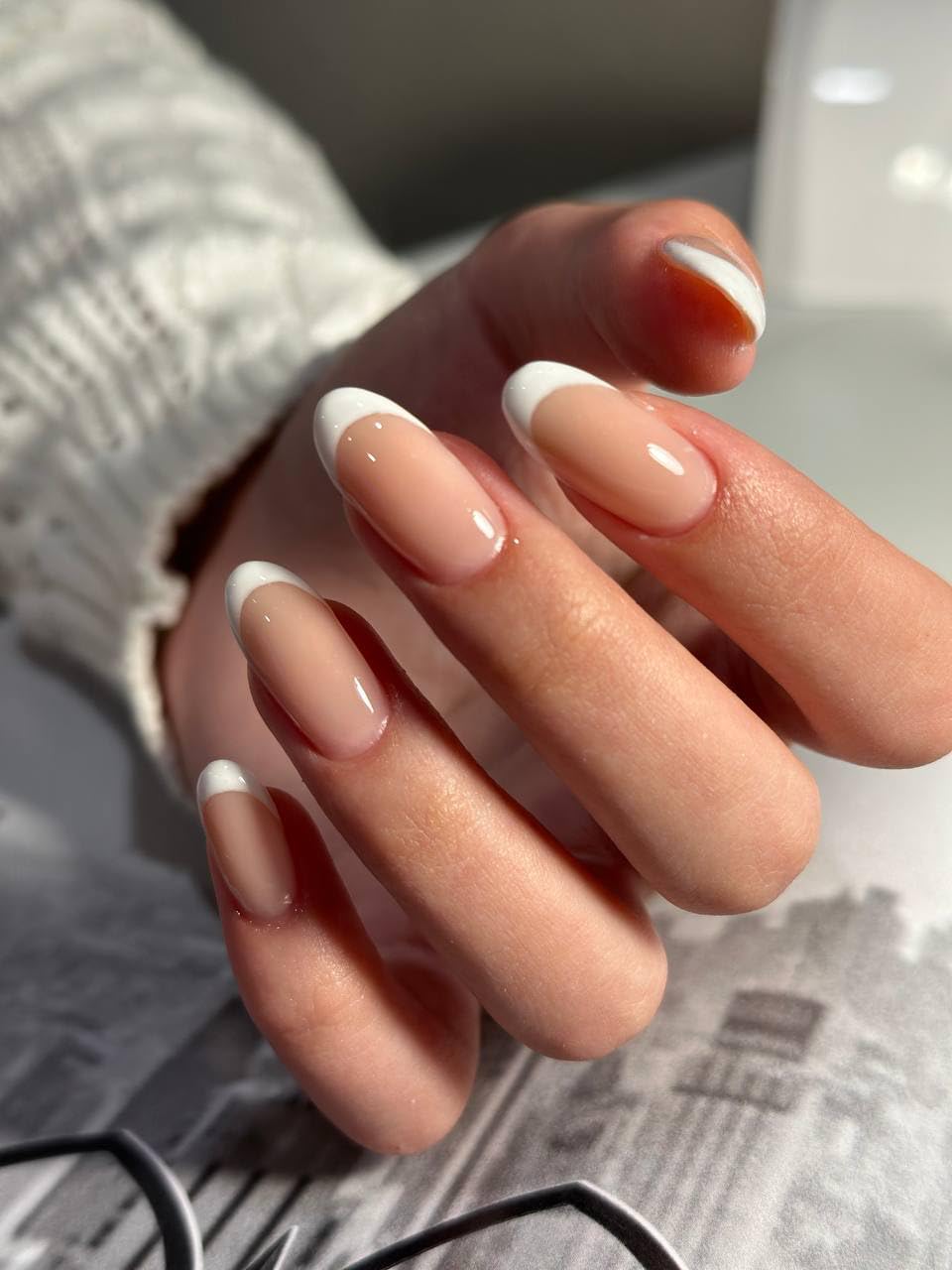 IN.HYPE self-leveling gel in action for smooth nail sculpting
