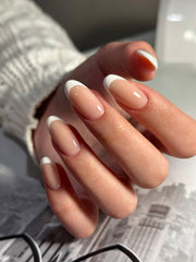 IN.HYPE self-leveling gel in action for smooth nail sculpting