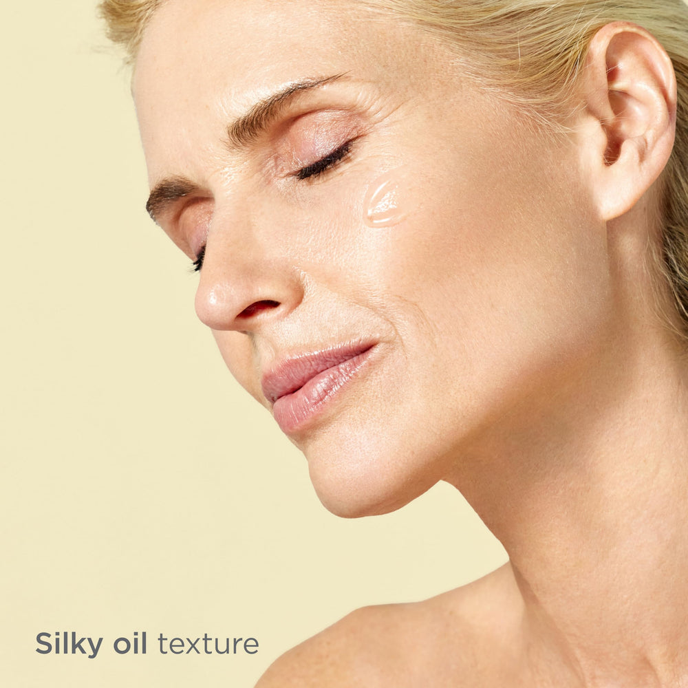 Texture swirl of ISDIN Flavo-C Ultraglican serum absorbing on skin.