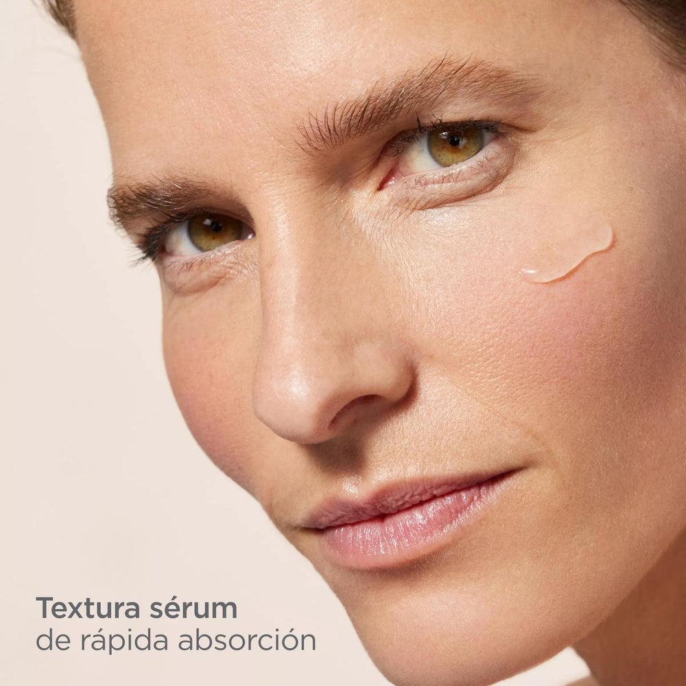 ISDIN Isdinceutics Instant Flash serum hydration glow close-up on skin