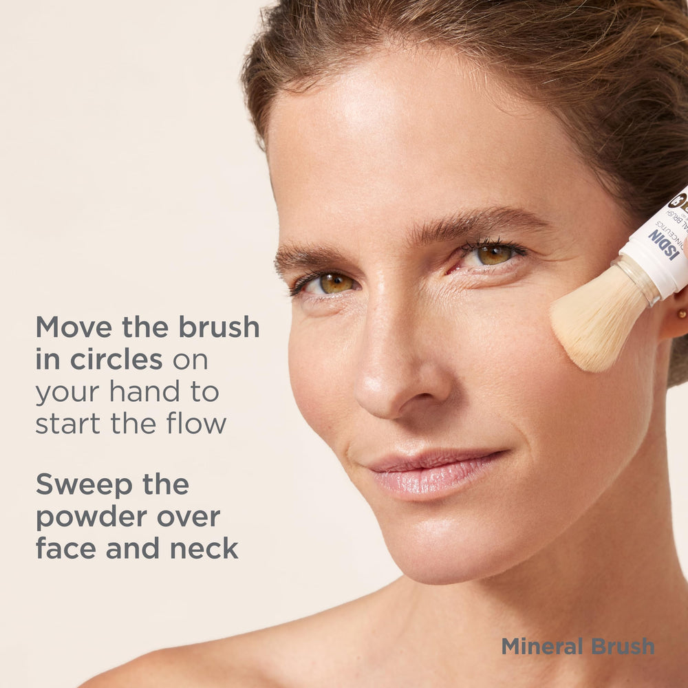 ISDIN Mineral Brush Powder on cheek illustrating coverage and natural finish with pollution protection.