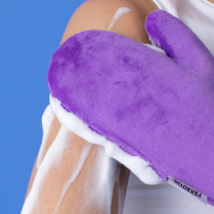 Hyaluronic acid infused mitt for smoother, hydrated tan application with Isle of Paradise.