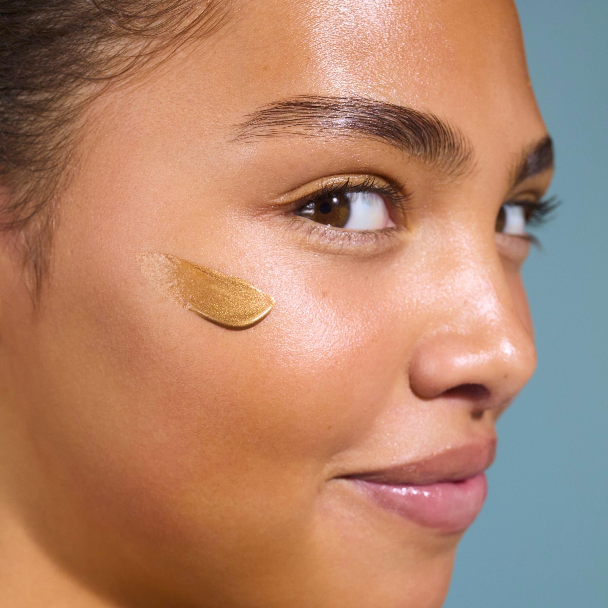 Isle of Paradise Sunny Serum Champagne plant-based ingredients close-up