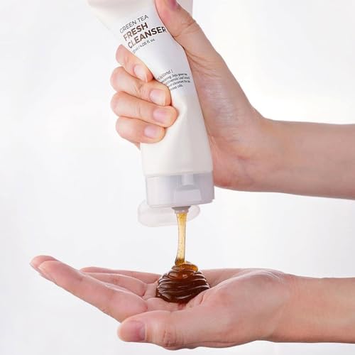 IsNtree gel texture closeup shows mild gel-to-micellar cleanse and rinse-friendly formula.