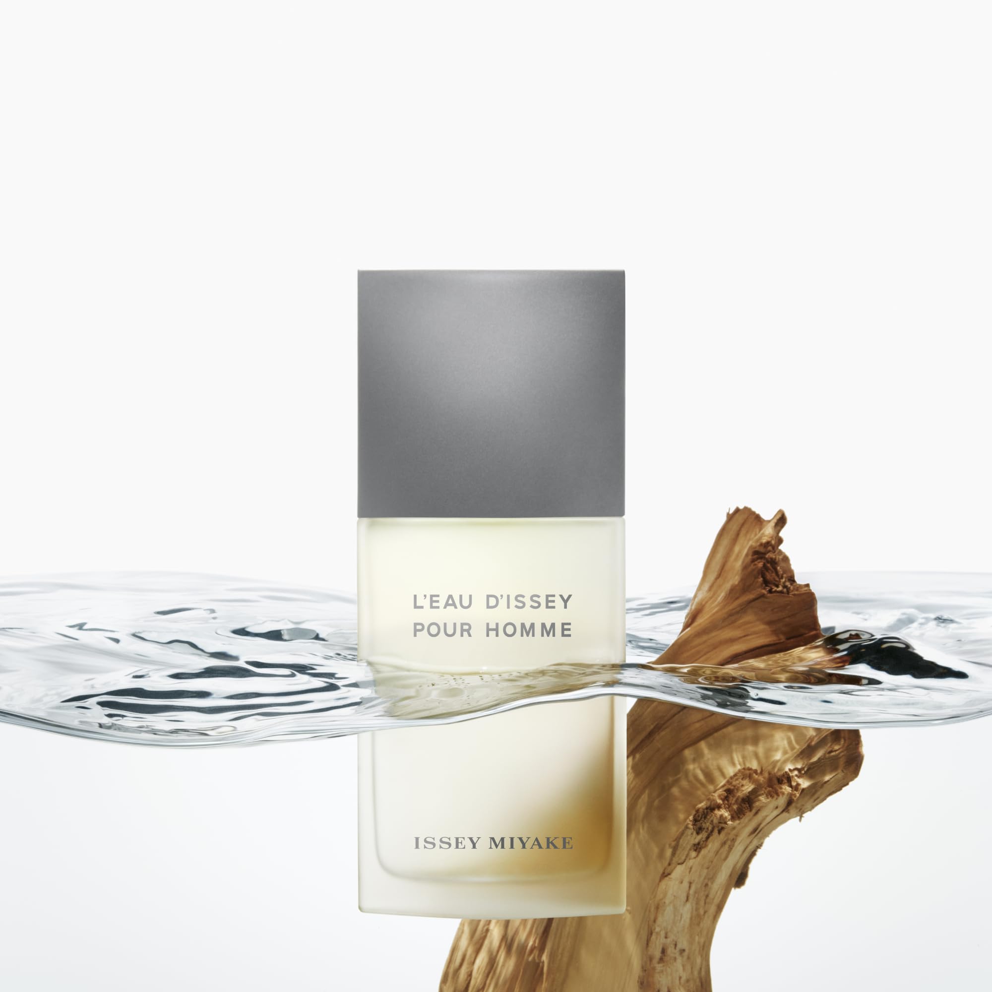 Nutmeg note emphasis hints at warm spice for day and night wear