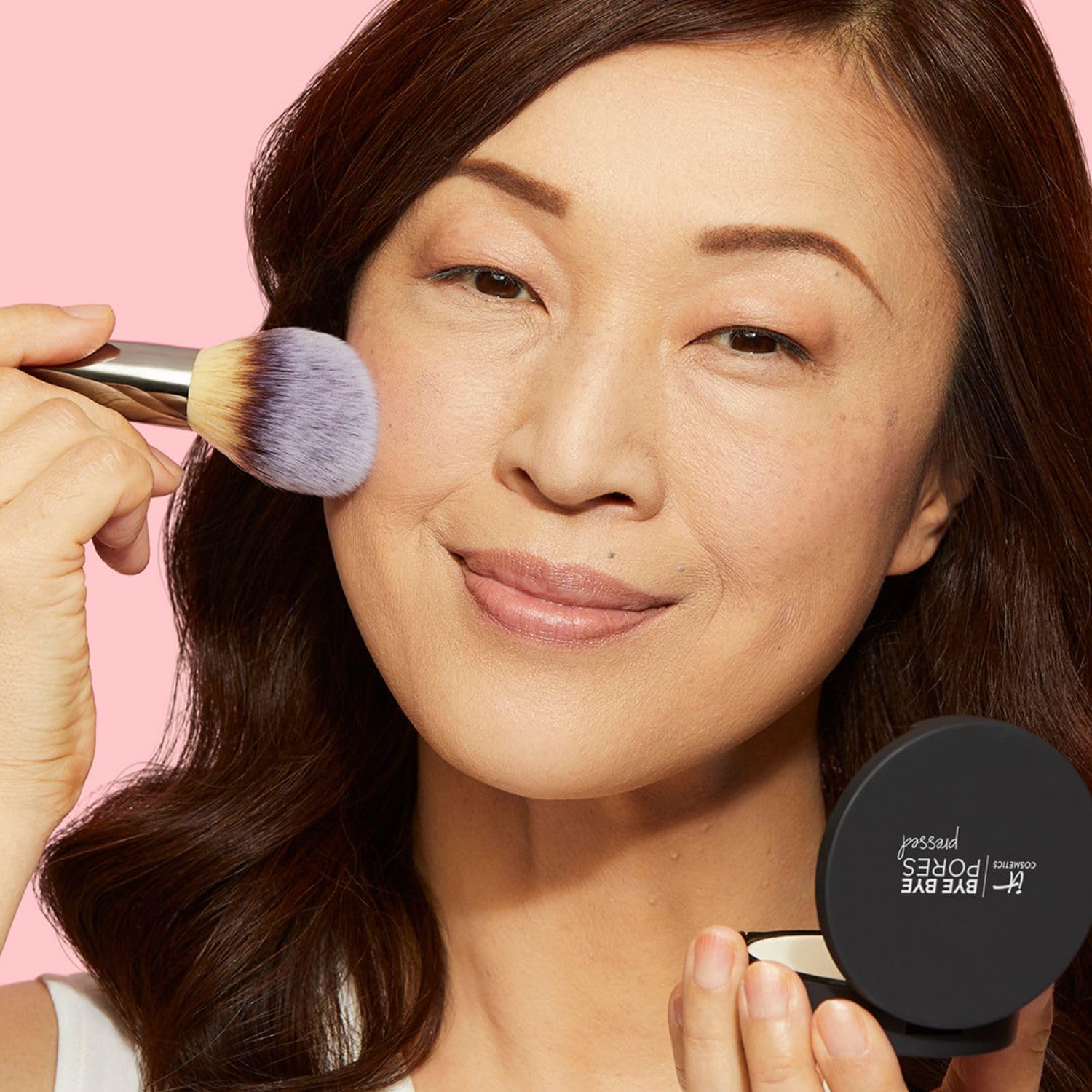 IT Cosmetics Bye Bye Pores pressed powder packaging and sleek compact design.