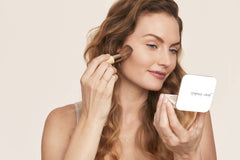 Jane Iredale PurePressed Base water-resistance close-up highlights 40-minute wear