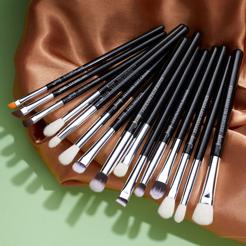 Jessup natural birch handle offers comfortable grip during makeup.