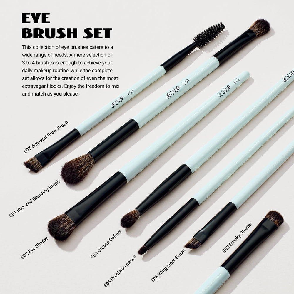 Jessup eyeliner brush closeup for sharp, clean lines.