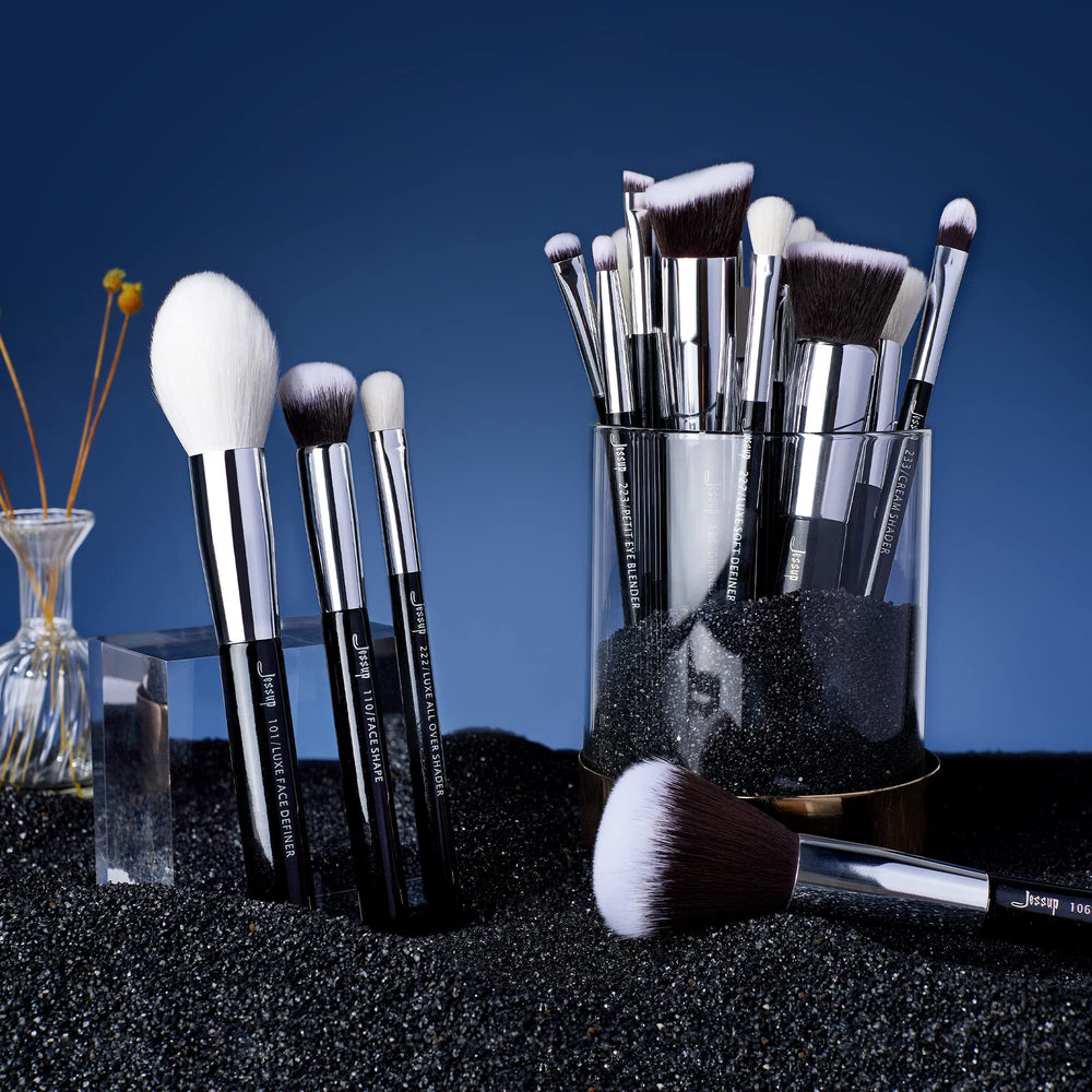 Jessup eyeshadow blending brush for seamless color transitions