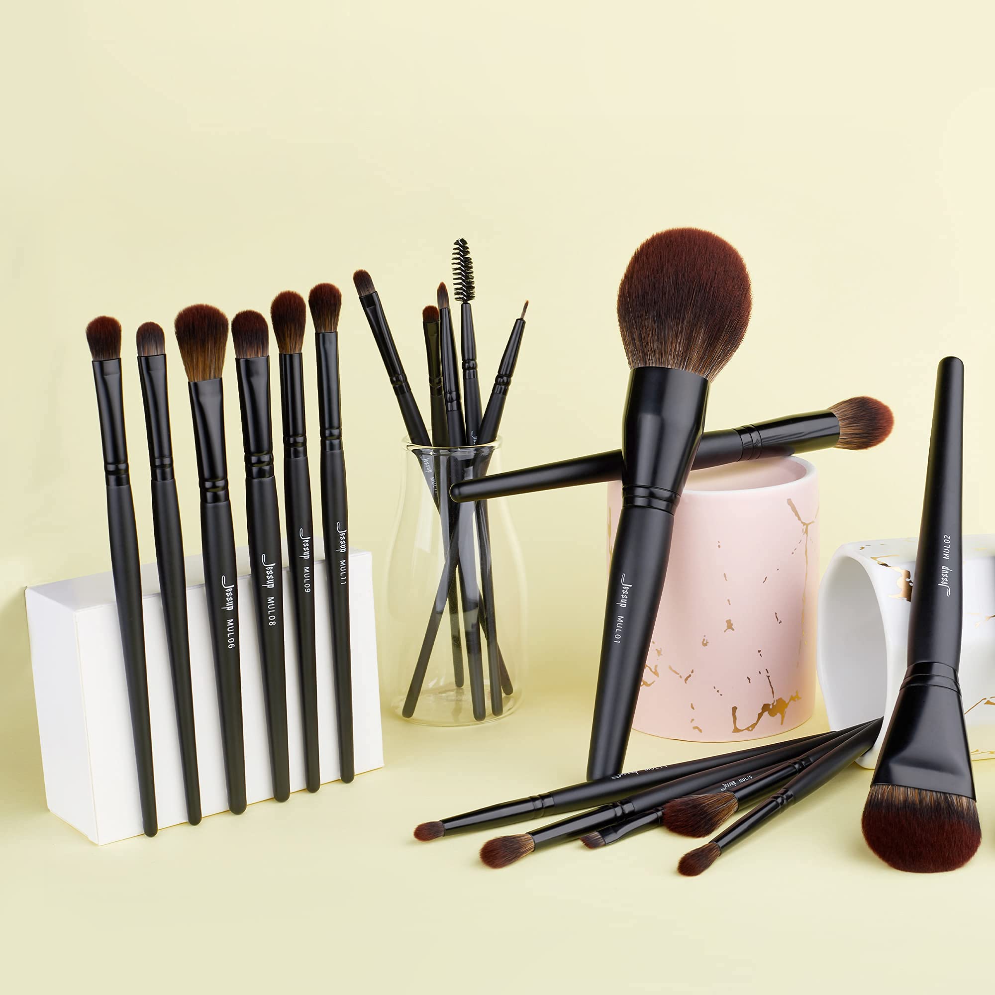 Jessup foundation/powder brush delivers even coverage