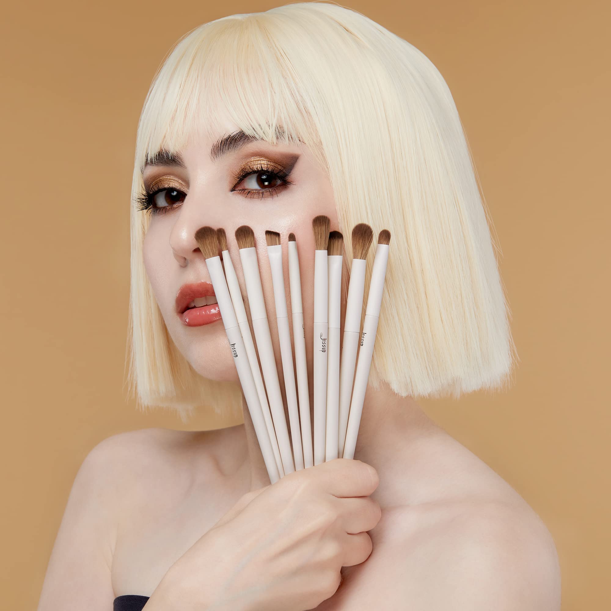 Jessup duo concealer brush enables precise concealment and seamless blending.