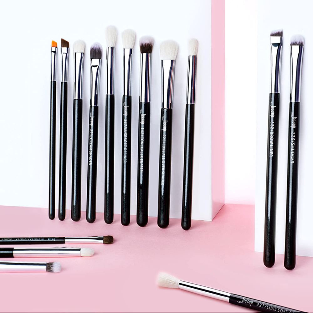Jessup premium natural-synthetic bristles help pick up creams and powders without absorption.