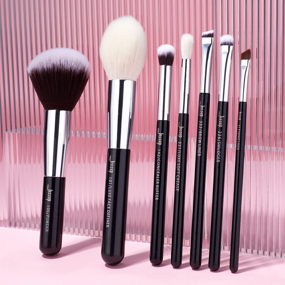 Jessup travel-case compact kit keeps brushes organized on-the-go