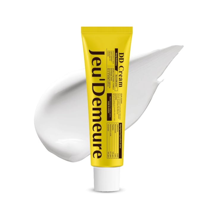 JEU'DEMEURE DermiShuttle DD Cream packaging close-up highlighting premium hydration promise.