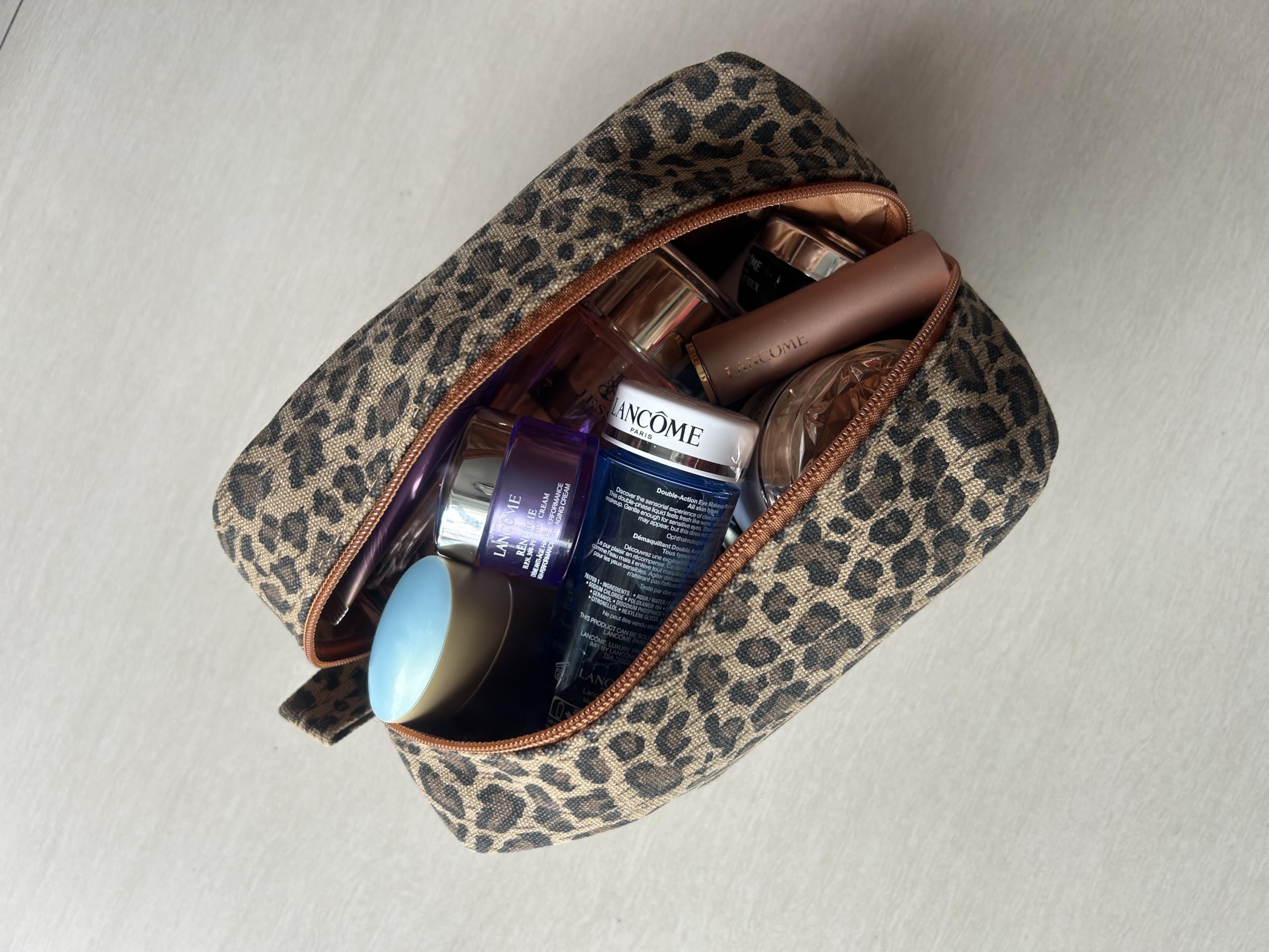 JIU HONG CHAO leopard canvas material emphasizes durability for everyday use.