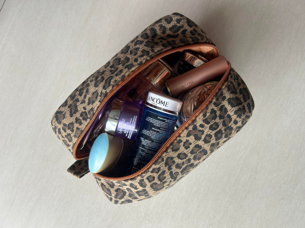 JIU HONG CHAO leopard canvas material emphasizes durability for everyday use.