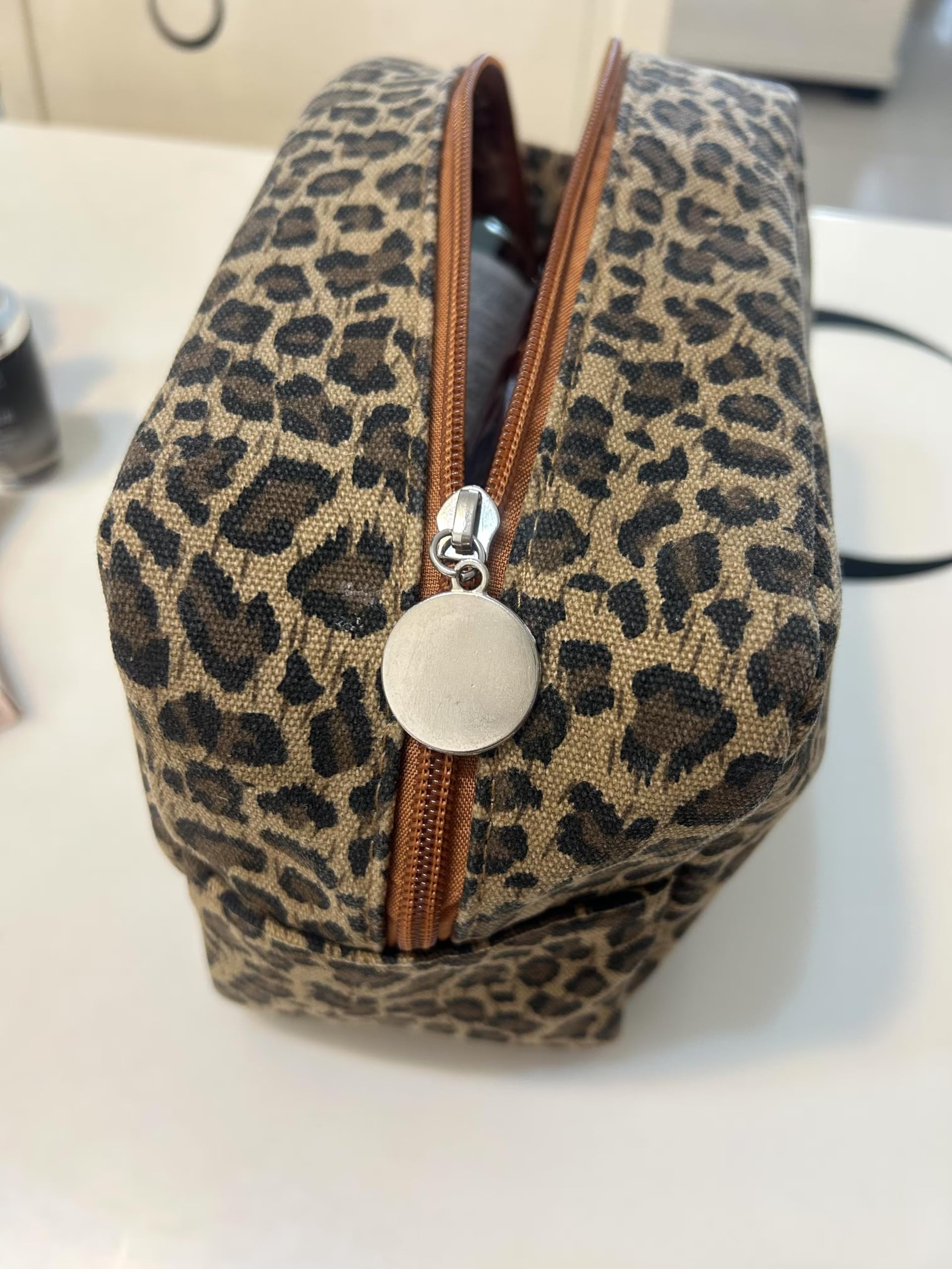 JIU HONG CHAO leopard cosmetic bag supports multi-use storage in bathrooms and bedrooms.