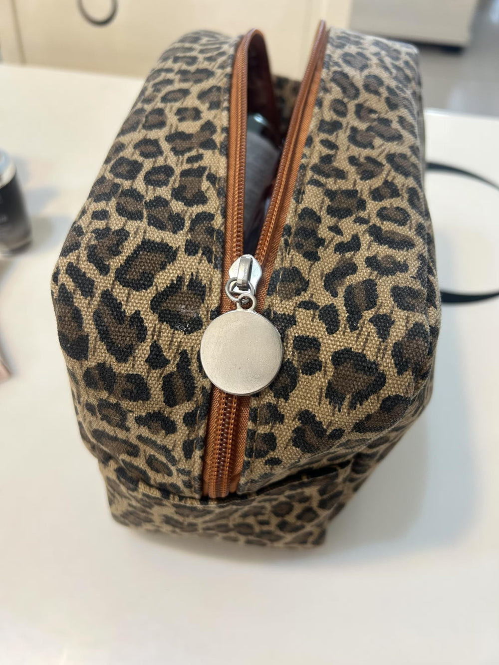 JIU HONG CHAO leopard cosmetic bag supports multi-use storage in bathrooms and bedrooms.