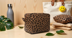 JIU HONG CHAO leopard makeup bag is travel-friendly, keeps essentials neatly packed.