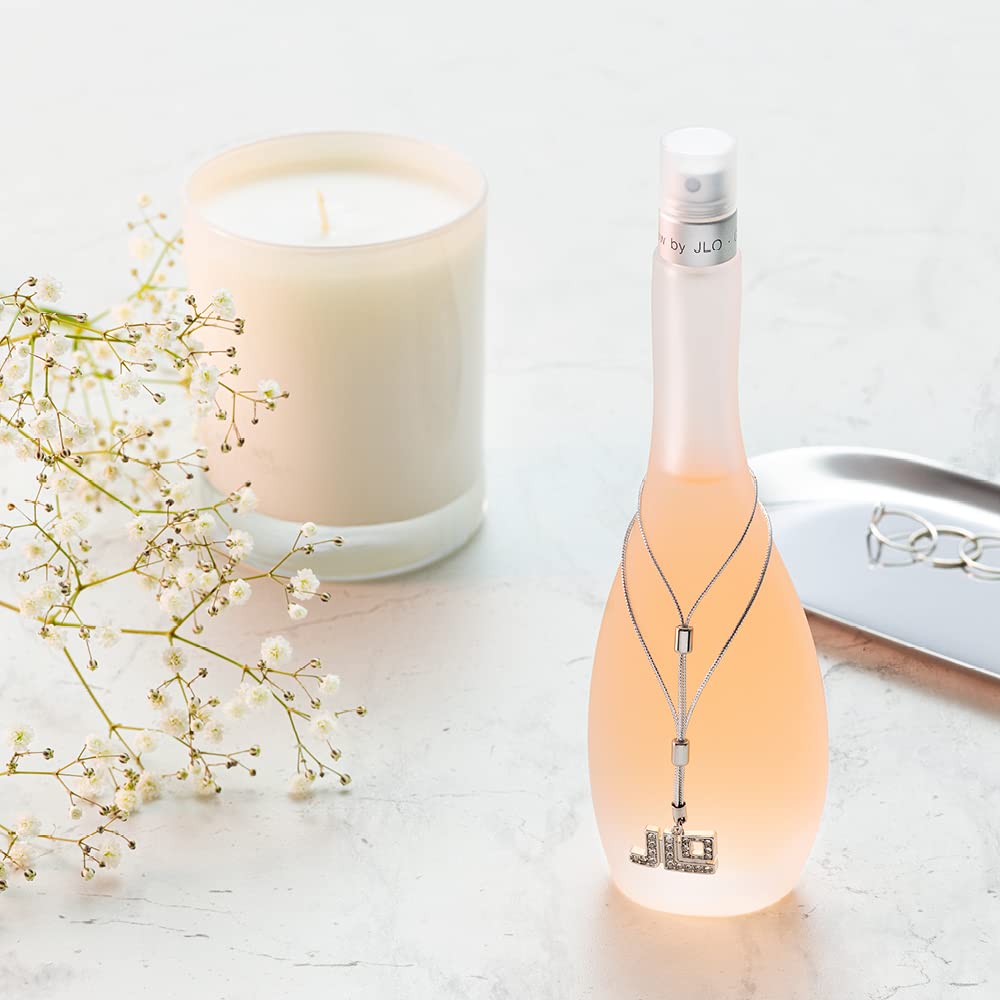 Glow by Jennifer Lopez spritz action captures a quick, refreshing daytime moment.