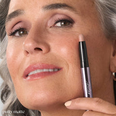 Julep Eyeshadow 101 Putty Matte built-in smudger tip in action for seamless definition