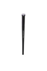 JUNG SAEM MOOL Masterclass Corrector Brush angled sides for precise nose and under-eye coverage.