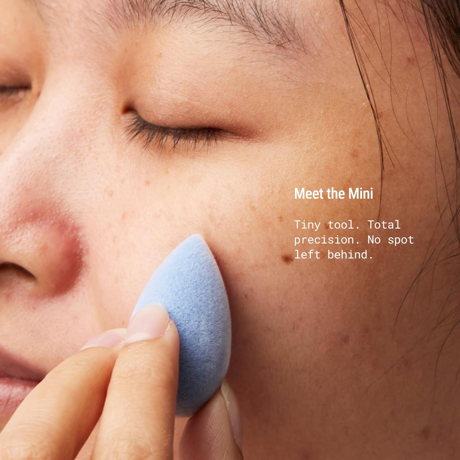 JUNO & Co. microfiber sponge contour-focused tip for precise application.