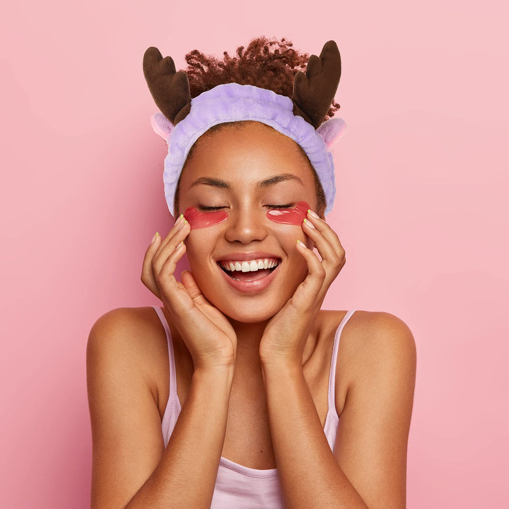 Jutom cat-style headband keeps hair away during washing and masking.
