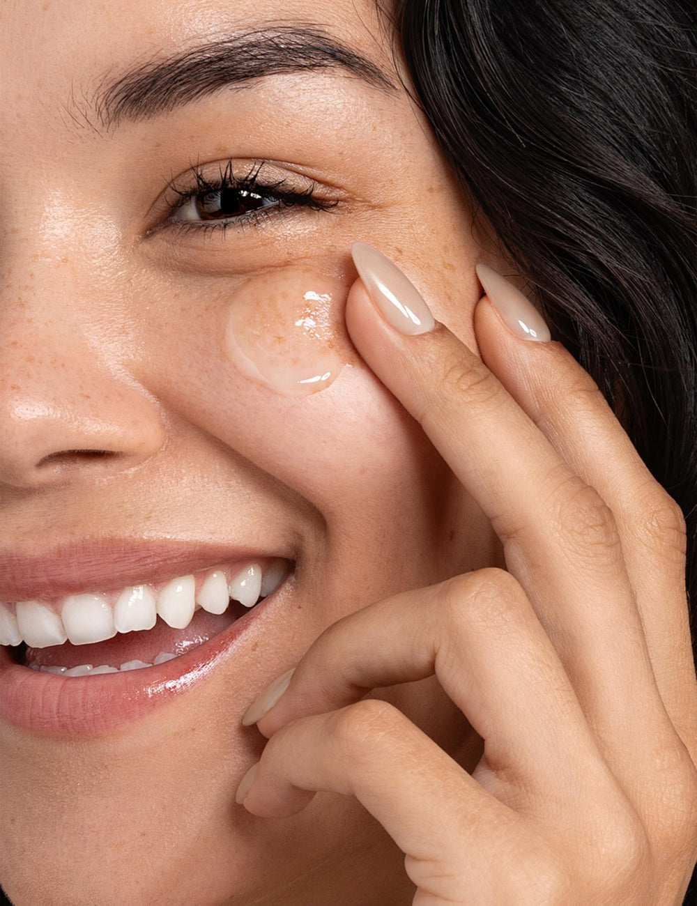 KARUNO aloe vera gel contact application demonstrates soothing, non-irritating use.
