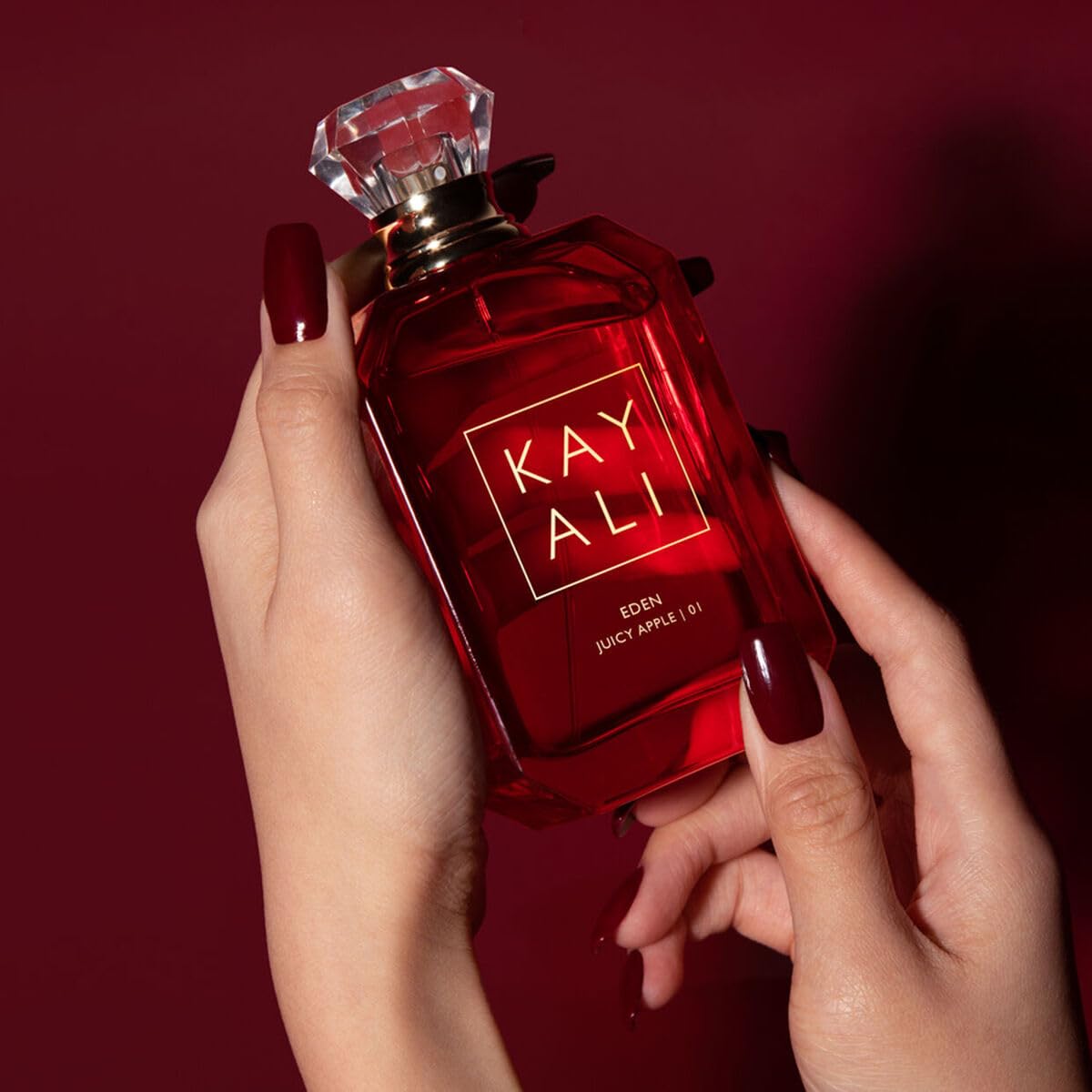 Kayali Eden Juicy Apple middle notes emphasize berry and jasmine aroma.