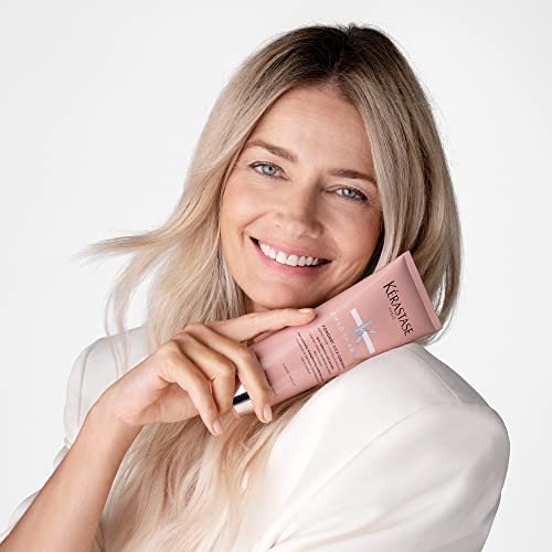 KÉRASTASE Chroma Absolu Cica shine close-up highlights healthy-looking strands.