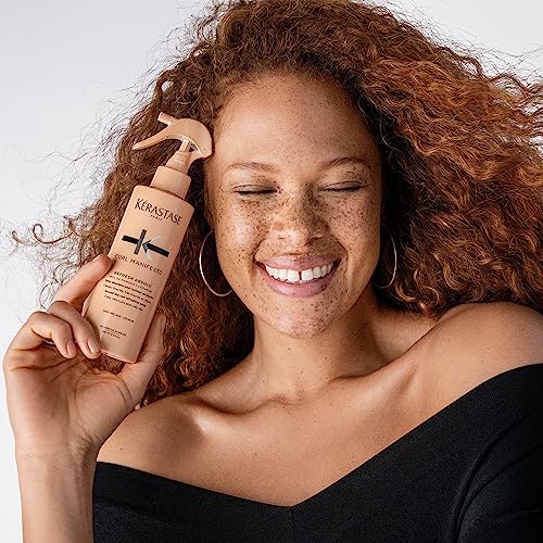 KÉRASTASE Curl Manifesto Refresh Absolu Spray on curls shows instant definition