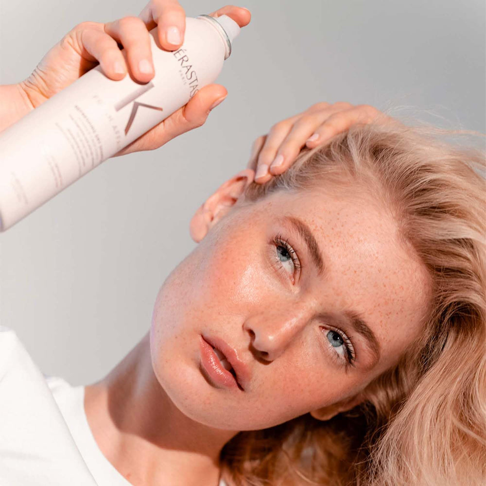 KÉRASTASE Fresh Affair aerosol can in powdery mist effect over hair.