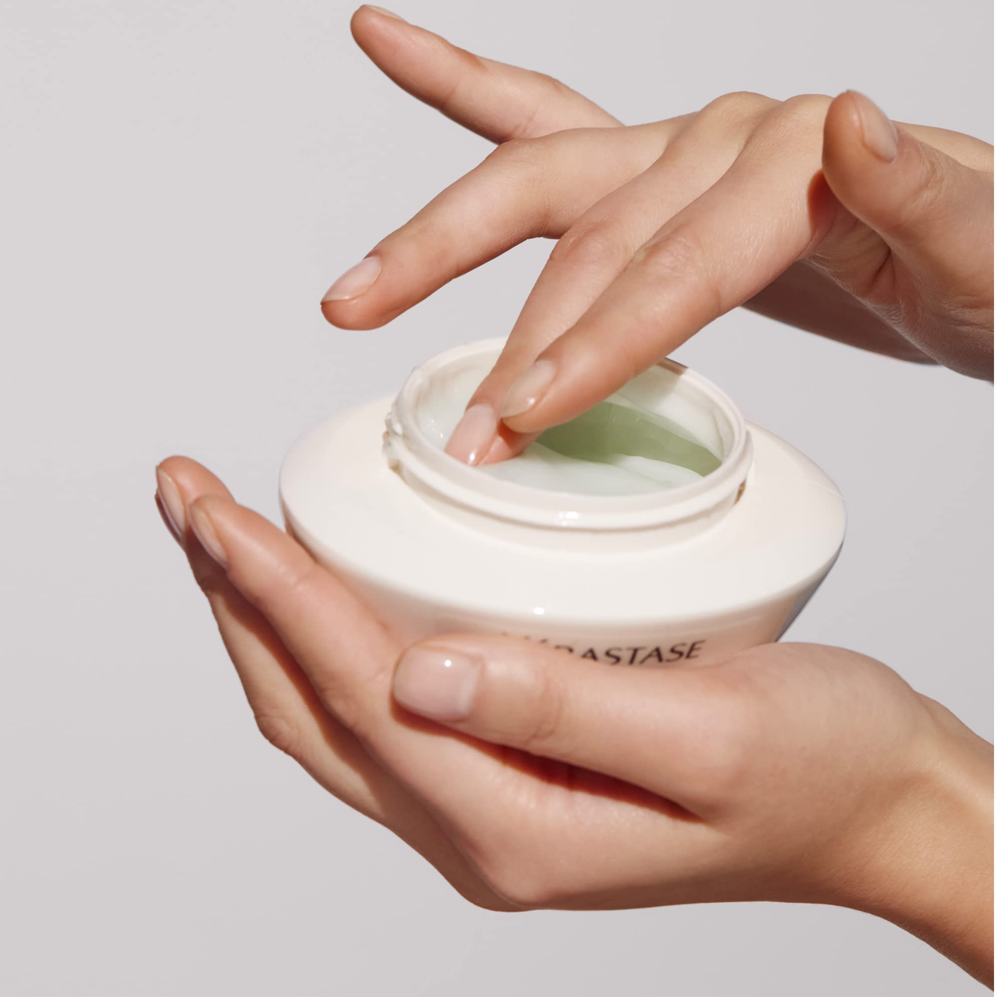 KÉRASTASE Specifique Rehydratant application-massage demonstrates how to apply on towel-dried hair.