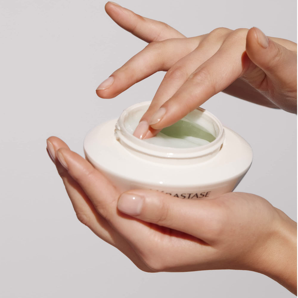 KÉRASTASE Specifique Rehydratant application-massage demonstrates how to apply on towel-dried hair.