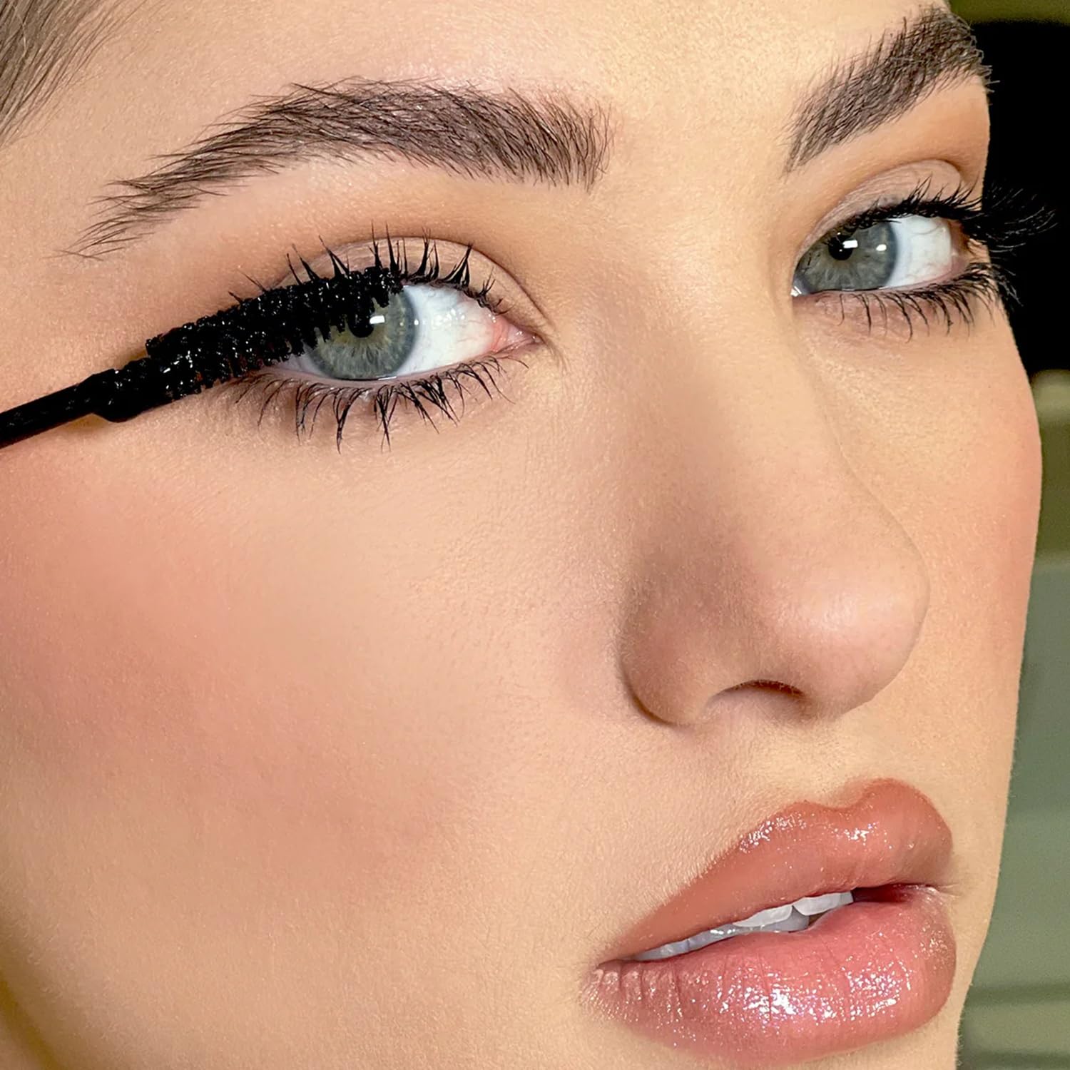 Kevyn Aucoin The Curling Mascara jojoba oil-infused formula nourishes lashes.