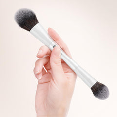 KINGMAS large foundation brush tip in use for smooth liquid foundation application