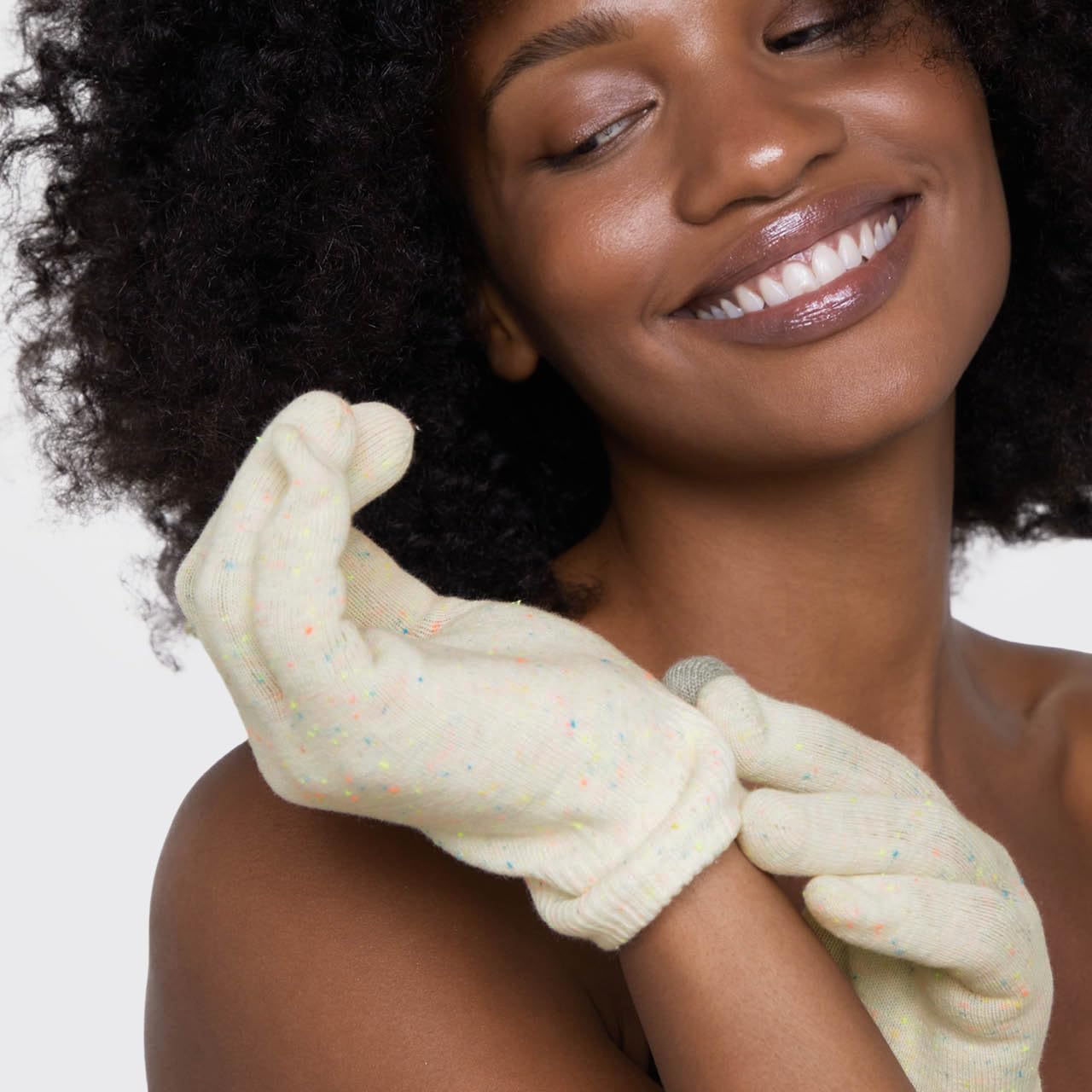 Kitsch Moisturizing Gloves Overnight touchscreen fingertips enable easy scrolling.