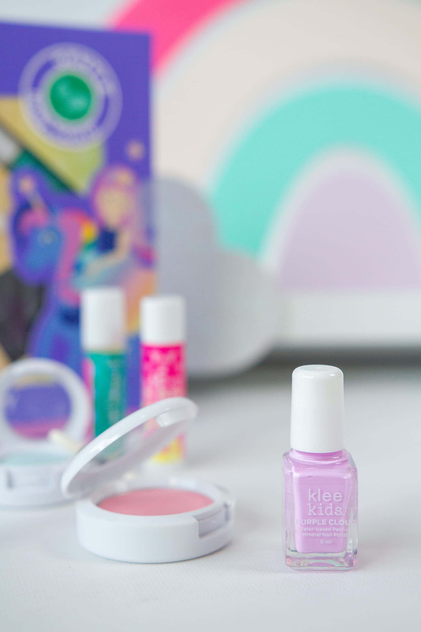 Klee Naturals dress-up scene promoting imagination and cooperation
