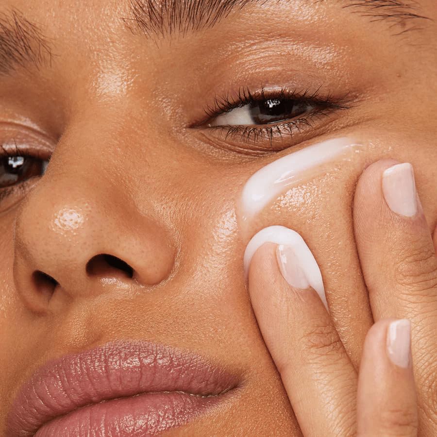 Niacinamide brightening focus on Kleem Organics eye cream for under-eye glow