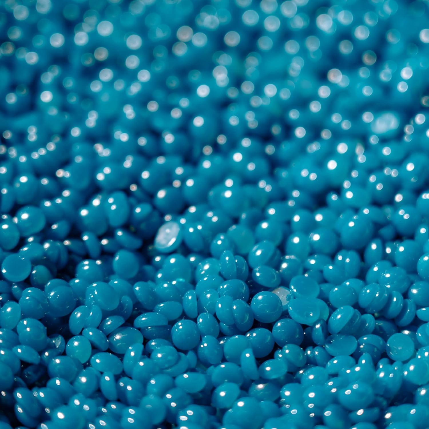 KoluaWax kit contents image showing 1lb beads and 10 applicator sticks.