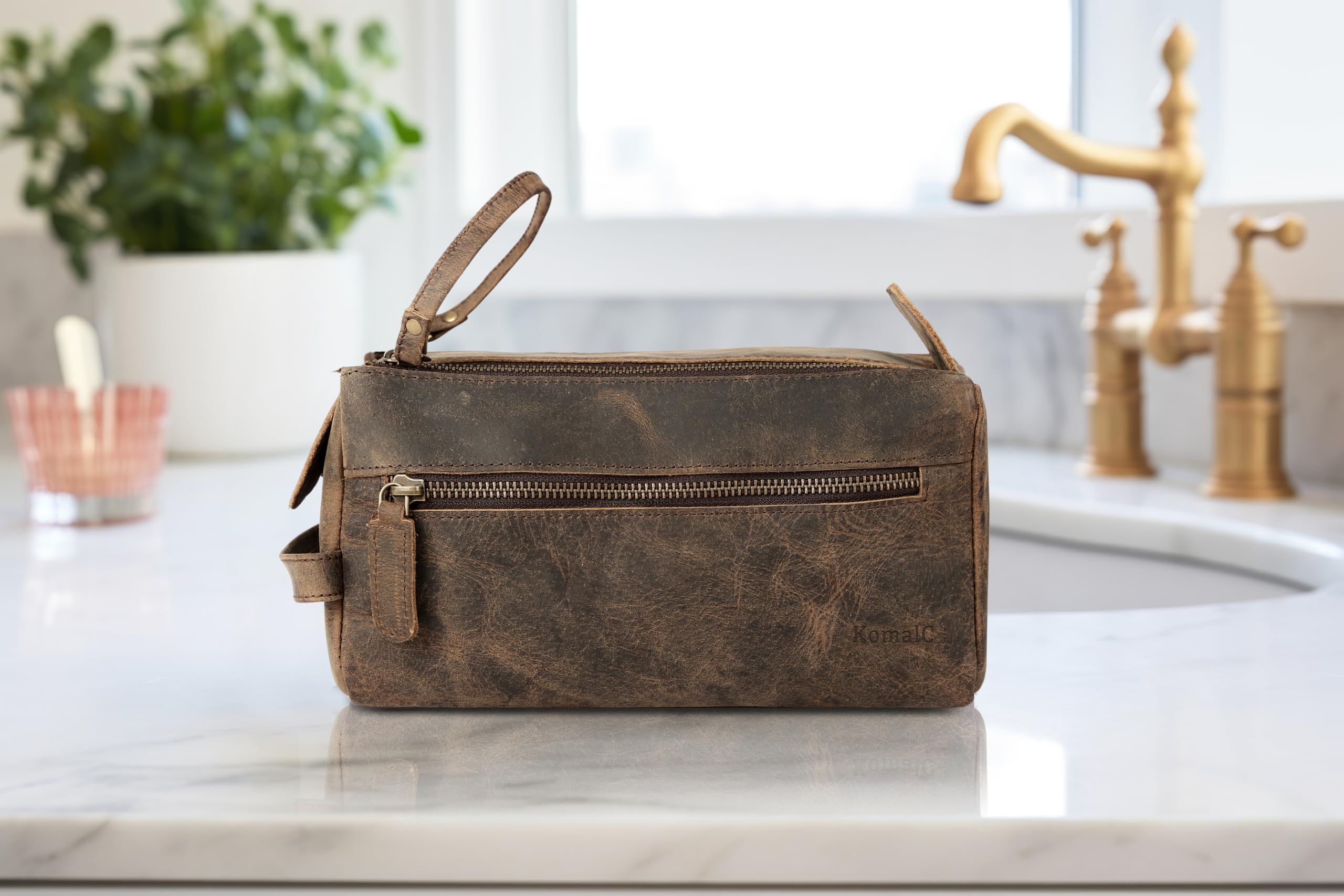 KomalC water-resistant lining protects contents inside the bag