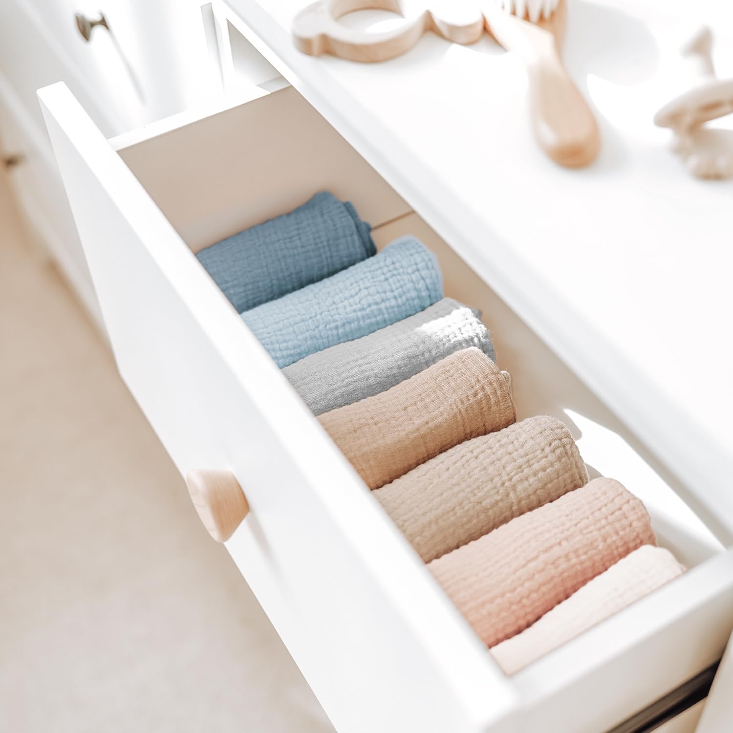 Konssy muslin washcloth care-drying image, easy machine washable and low-heat tumble dry.