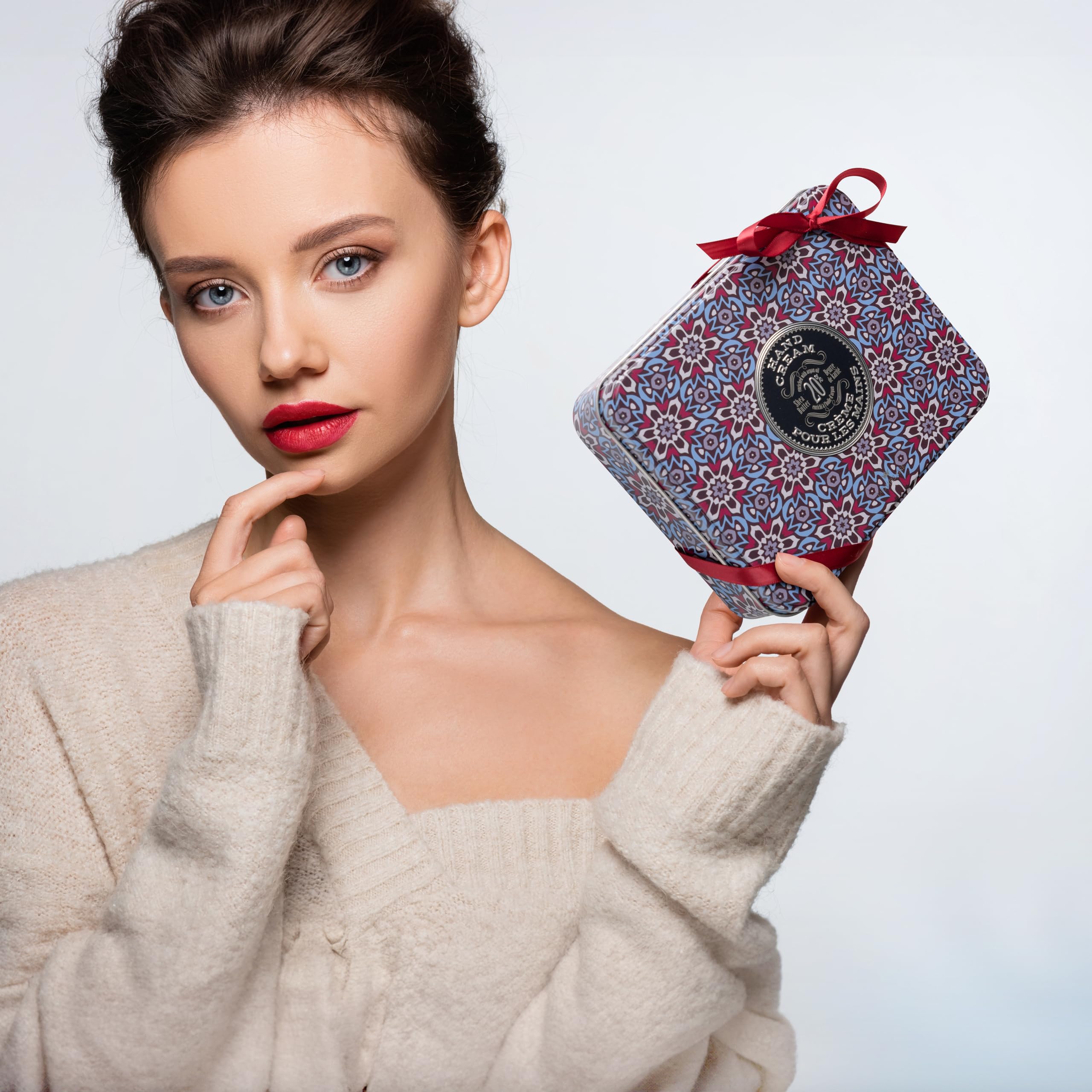 La Chatelaine Deep Blue Sea fragrance hand cream with sea-inspired scent for refreshed hands.