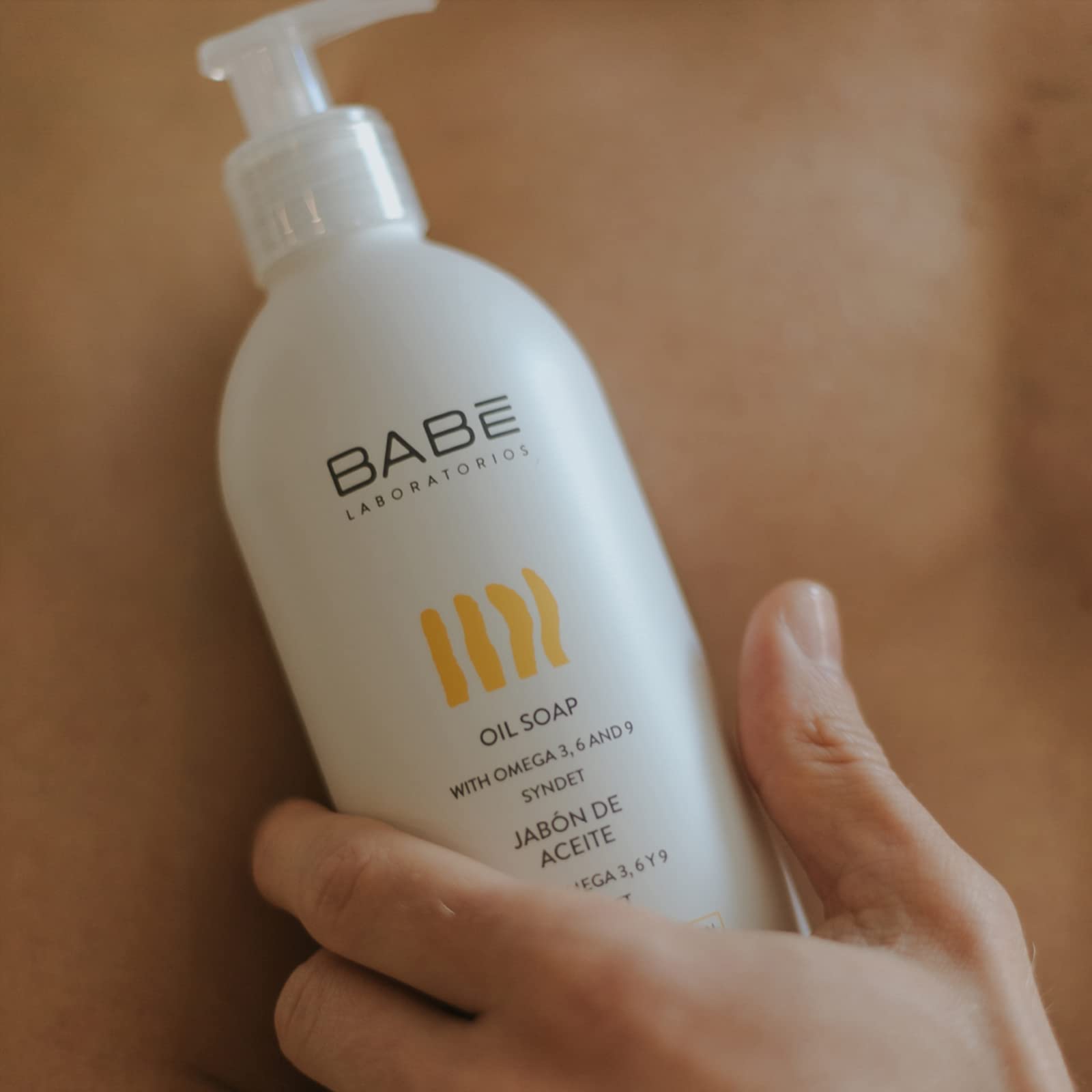 LABORATORIOS BABE Babe Laboratorios Oil Soap 500ml packaging on shelf communicates premium, clean-label quality.