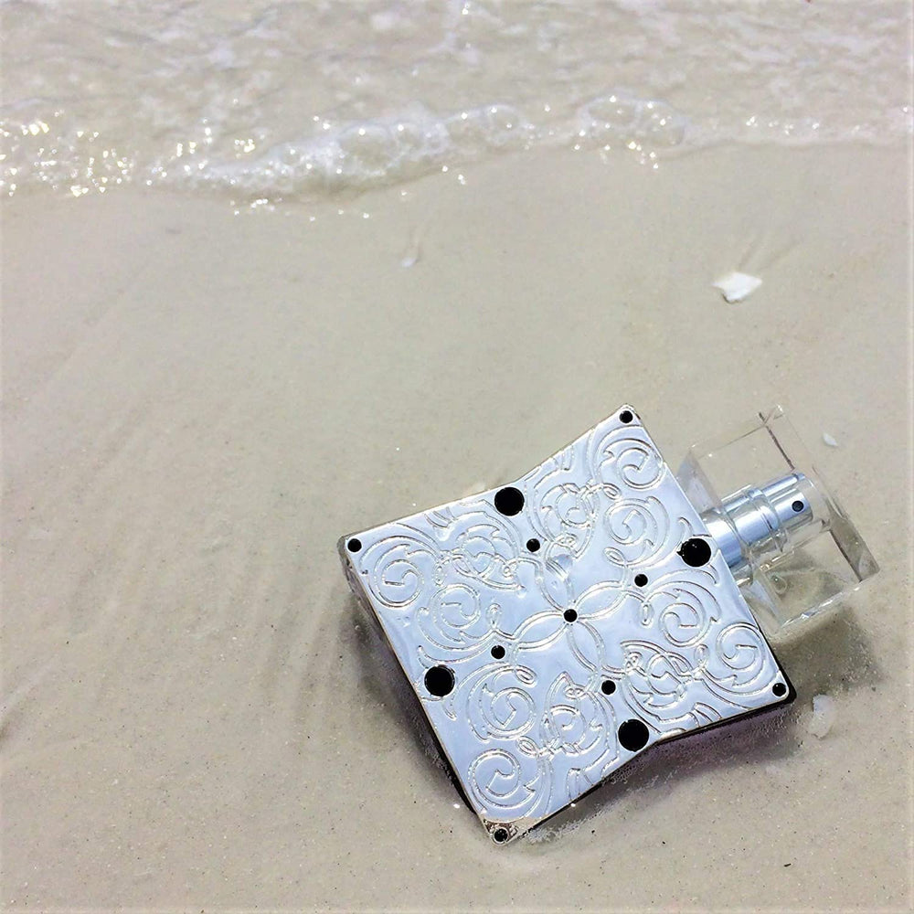 Lace Noir gardenia note adds creamy floral depth.